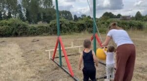 Groep speelt Bal zwieren tijdens Blij in de Wei